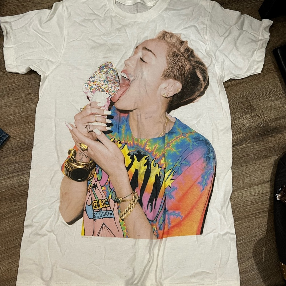Miley Cyrus tshirt
